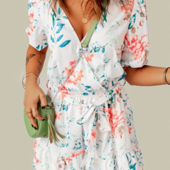 ‼️🌸Floral Print Puff Sleeves Romper 🌸‼️ - Picture 4 of 12
